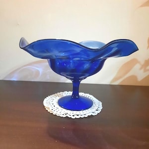 Retro Cobalt Blue Glass Bowl, Swivel Blue Bowl on Pedestal, Cobalt Glass Bowl with Ruffles, Centerpiece Bowl, Elegant Table Decor, Gift Idea