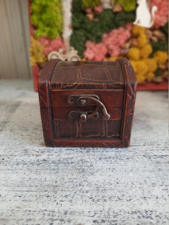 Old Wooden Jewelry Box. Small Box With Lid. Brown Box for Trinkets. 