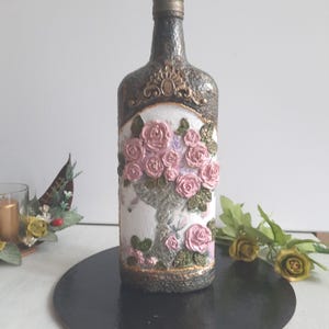 Bouteille faite main, bouteille décorative avec des fleurs, bouteille artistique avec des éléments 3D, bouteille décorée, cadeau pour une nouvelle maison, bouteille pour la décoration