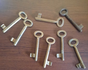8 pieces of vintage iron skeleton keys. Rusty bronze keys. Original old keys