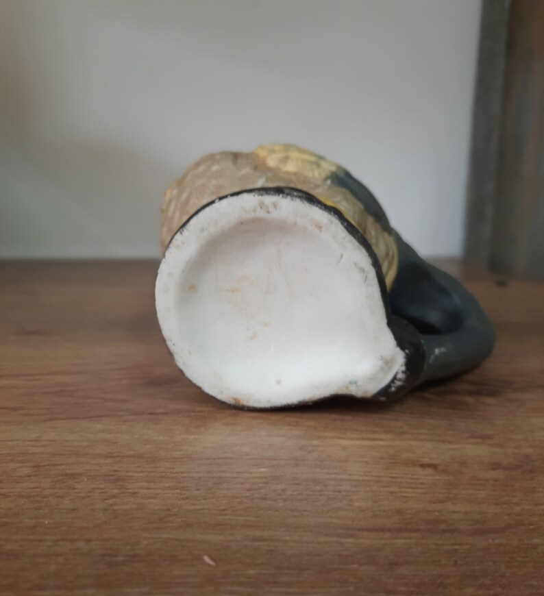 Peut inclure: Une tasse en c&eacute;ramique avec un motif noir et jaune. La tasse a une anse et un int&eacute;rieur blanc.