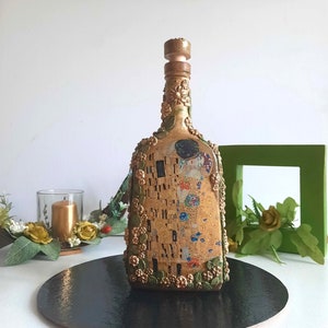 Bouteille de vin décorée &quot;le baiser&quot;. Bouteilles en verre peintes à la main. Art de la bouteille de vin. Découpage d&#39;une bouteille. Décoration de bouteille de vin pour la maison.