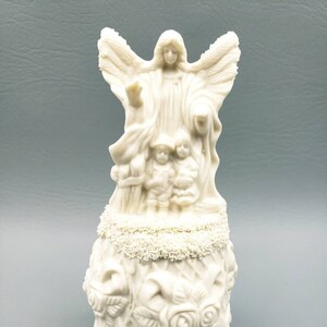 Vintage Guardian Angel Lincolnshire Collection Porcelain Bell Figurine Textured. No issues. No box. Measures 5.5&quot; tall and 2.5&quot; diameter.