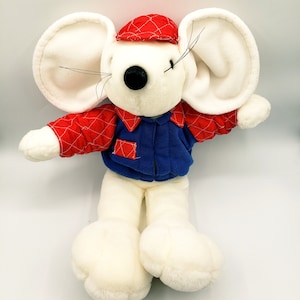 Vintage Christmas Mouse Detective Hat Commonwealth 16” 1992 Plush Rare Thailand. Mouse is in excellent conditions. No stains or rips.