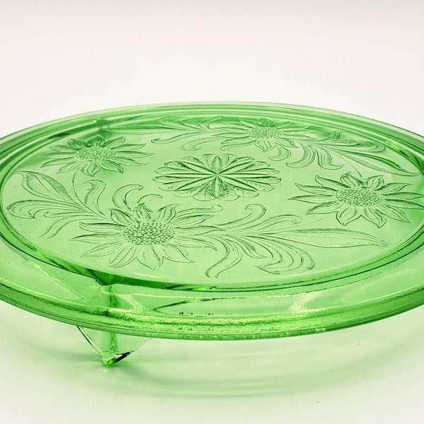 Jeanette Sunflower Pattern Vaseline Uranium Glass Cake Plate Depression 1930's. This beautiful piece is 10" in diameter and 1.25" high.