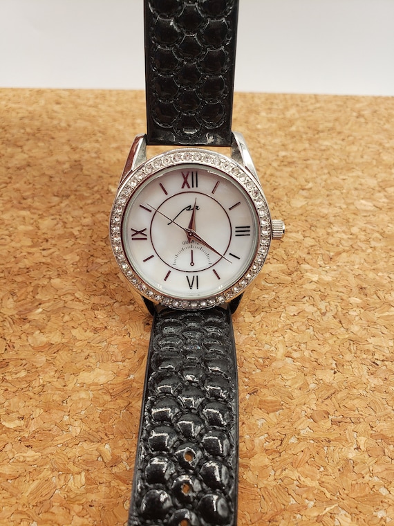 Womens Quartz Watch Black & Silver Fashion Leather Faux  display picture 1