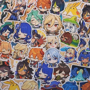Könnte beinhalten: Eine Sammlung farbenfroher Aufkleber im Anime-Stil, die verschiedene Charaktere mit großen Augen und detaillierten Outfits zeigen. Die Aufkleber zeigen eine Vielzahl von Posen und Ausdrücken, mit einer Mischung aus leuchtenden Farben und komplizierten Designs.