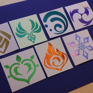 Op de afbeelding: Acht verschillende gekleurde vinyl stickers met verschillende ontwerpen. De stickers bevinden zich op een blauwe achtergrond. De ontwerpen omvatten een hart, een vlam, een sneeuwvlok, een werveling, een vogel, een doolhof en twee andere abstracte ontwerpen.