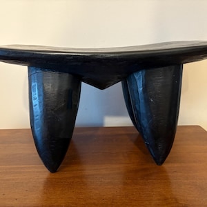 Sgabello africano Senufo in legno intagliato a mano, sgabello unico realizzato artigianalmente in Senegal, poggiapiedi, tavolino d'appoggio