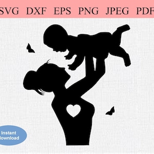 Maman et bébé / SVG DXF EPS / Maman soulevant un tout-petit avec un cœur à l’intérieur / Mère et enfant / Maternité / Nouveau bébé / Amour maternel / Crèche