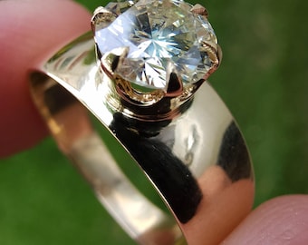 10k VS 1.06ct Brilliant Cut Diamond - Cigar Taper Solitaire Statement Ring - Size 7.5