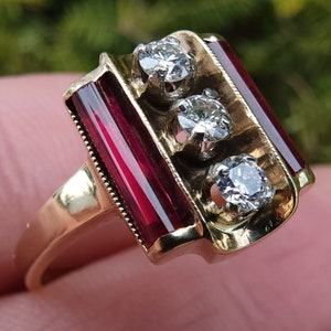 10k VVS 0.24tcw Brilliant Cut Diamonds & Ruby Slices - Art Deco Triad Ring - Size 6.25