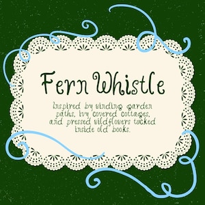 Puede incluir: Un letrero decorativo con el texto "Fern Whistle" en una fuente caprichosa. El letrero está enmarcado por un borde blanco similar al encaje y remolinos azul claro, sobre un fondo verde oscuro texturizado. El texto de abajo dice "Inspirado en senderos sinuosos de jardín, casas cubiertas de hiedra y flores silvestres prensadas metidas dentro de libros antiguos."