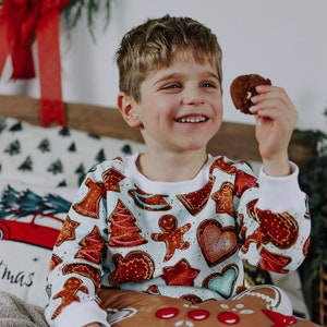 Matching Family Christmas Sweater & Kids Gingerbread Pajama Set – Cozy Holiday Loungewear for Festive Mornings and Christmas Photos