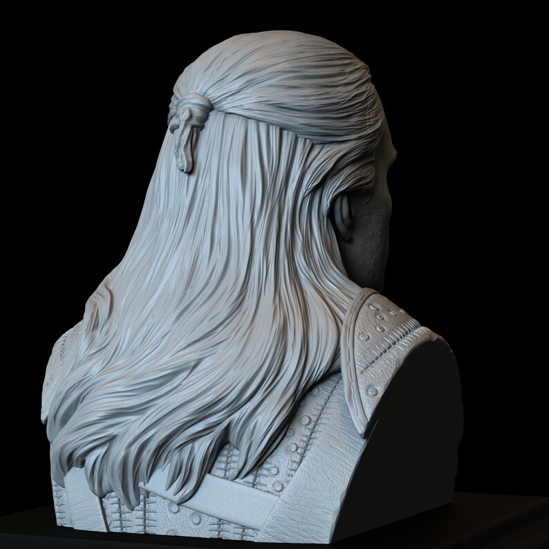 Pu&ograve; includere: Busto grigio di una persona con lunghi capelli fluenti legati. La scultura mostra la parte posteriore della testa e delle spalle, con texture dettagliate sui capelli e sugli abiti. La figura &egrave; ambientata su uno sfondo nero.