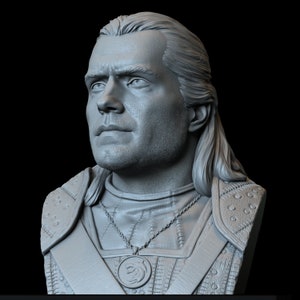 Pu&ograve; includere: Busto grigio di un uomo con i capelli lunghi, con un volto dettagliato e un ciondolo con un emblema di lupo. La scultura include un'armatura per le spalle e un corpetto in similpelle, su sfondo nero.