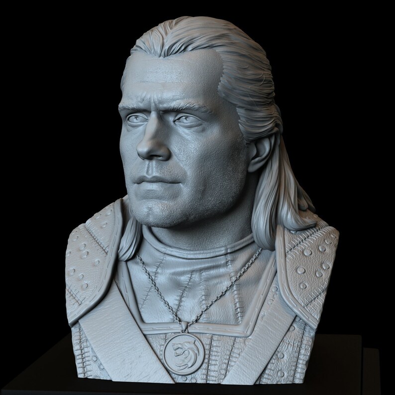Pu&ograve; includere: Busto grigio di un uomo con capelli lunghi, espressione severa e collana con pendente. La scultura presenta texture dettagliate sugli abiti e sul volto, con un focus sulla somiglianza del personaggio. Il busto &egrave; ambientato su uno sfondo scuro.