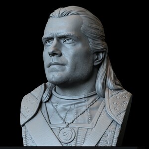 Pu&ograve; includere: Busto grigio di un uomo con capelli lunghi, espressione severa e collana con pendente. La scultura presenta texture dettagliate sugli abiti e sull'armatura, con uno sfondo nero. Il pendente ha un simbolo di lupo.