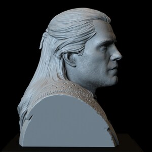 Pu&ograve; includere: Busto grigio di un uomo con lunghi capelli fluenti legati. La scultura mostra il profilo dell'uomo, con tratti del viso dettagliati e una spalla strutturata. Il busto &egrave; ambientato su uno sfondo nero.