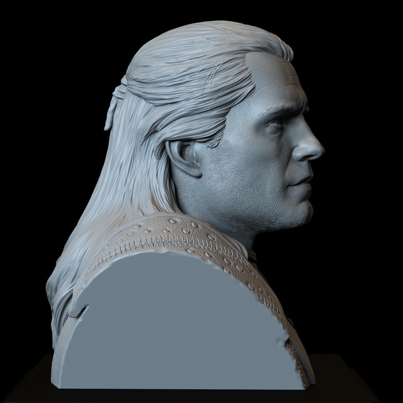Pu&ograve; includere: Busto grigio di un uomo con lunghi capelli fluenti legati. La scultura mostra il profilo dell'uomo, con tratti del viso dettagliati e una spalla strutturata. Il busto &egrave; ambientato su uno sfondo nero.