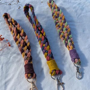 Makramee Schlüsselband kurz geflochten als Schlaufe mit Karabiner für Schlüsselbund oder als Kameraschlaufe in kräftigen Farben