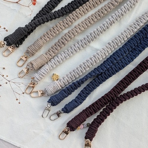 Makramee Handyband universal einsetzbar für Smartphone Hülle, Tasche oder Kamera im Boho-Stil in Naturtönen - mit Perlen oder Anhänger