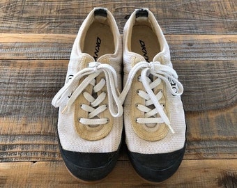 DKNY Sneaker, vintage, weiß und creme mit schwarzer Gummisohle und Fuß, sehr bequem, Größe US 8 und 1/2, guter Zustand