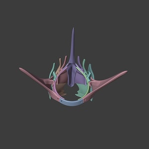 Puede incluir: Una corona impresa en 3D con una parte superior puntiaguda y m&uacute;ltiples capas. La corona est&aacute; hecha de pl&aacute;stico morado, verde y marr&oacute;n.