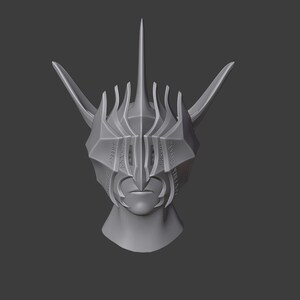 Puede incluir: Un casco gris impreso en 3D con una corona puntiaguda y detalles intrincados. El casco tiene una m&aacute;scara facial con una serie de hendiduras verticales y las palabras "FAR AWAY" y "ALWAY" inscritas en los lados.