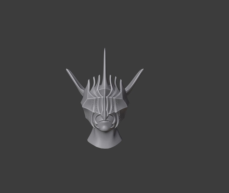 Puede incluir: Un modelo impreso en 3D de un casco con una corona puntiaguda y detalles intrincados. El casco es gris y tiene un dise&ntilde;o afilado y angular.