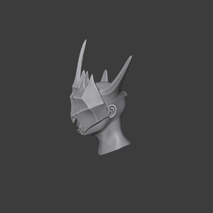 Puede incluir: Una m&aacute;scara gris impresa en 3D con un dise&ntilde;o angular y puntiagudo. La m&aacute;scara tiene una parte superior puntiaguda y una boca ancha y abierta. Est&aacute; dise&ntilde;ada para cubrir los ojos y la nariz.