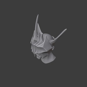 Puede incluir: Un modelo impreso en 3D de un casco con un dise&ntilde;o afilado y angular. El casco est&aacute; hecho de un material gris y tiene una corona puntiaguda y una m&aacute;scara facial con detalles intrincados.