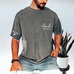 Personalized Dad Est Year T-shirt, Custom Children Names on Sleeve Shirt, Dada Est 2025 2024, Father&#39;s Day Gift, New Papa, Comfort Colors