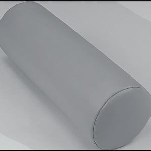 Può includere: Un cuscino cilindrico grigio per l'uso in una spa o in un ambiente di massaggio.