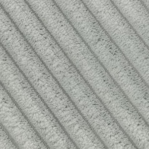 K&ouml;nnte beinhalten: Ein hellgrauer Stoff mit einer texturierten, flauschigen Oberfl&auml;che und einem sich wiederholenden Muster aus d&uuml;nnen, dunkelgrauen diagonalen Streifen. Das Material wirkt weich und fusselig mit gleichm&auml;&szlig;igen Linien &uuml;ber die Fl&auml;che.
