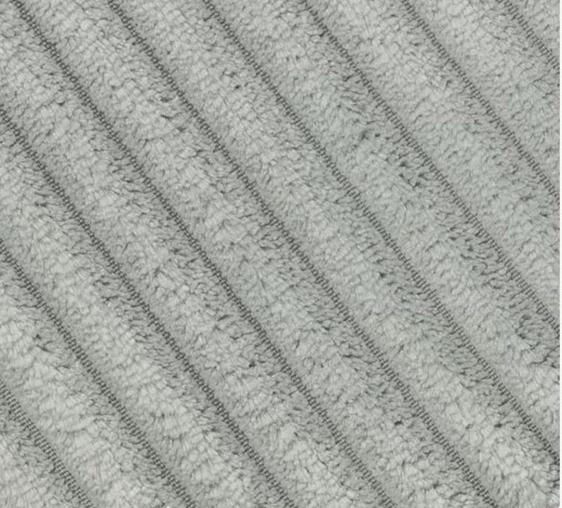 K&ouml;nnte beinhalten: Ein hellgrauer Stoff mit einer texturierten, flauschigen Oberfl&auml;che und einem sich wiederholenden Muster aus d&uuml;nnen, dunkelgrauen diagonalen Streifen. Das Material wirkt weich und fusselig mit gleichm&auml;&szlig;igen Linien &uuml;ber die Fl&auml;che.