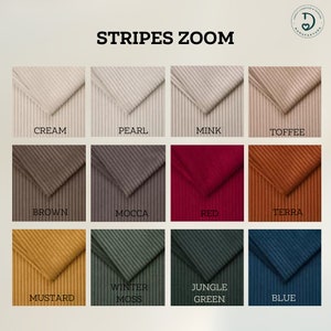 K&ouml;nnte beinhalten: Ein Raster aus zw&ouml;lf Stoffmustern mit der &Uuml;berschrift STRIPES ZOOM, die gerippte Texturen in den Farben Creme, Perle, Nerz, Toffee, Braun, Mokka, Rot, Terra, Senf, Wintermoos, Dschungelgr&uuml;n und Blau zeigen. Jedes Muster zeigt ein gefaltetes Eckdetail.