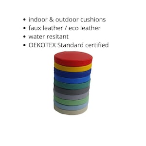 Può includere: Un mucchio di cuscini rotondi colorati in similpelle. I cuscini sono resistenti all'acqua e certificati Oeko-Tex Standard.