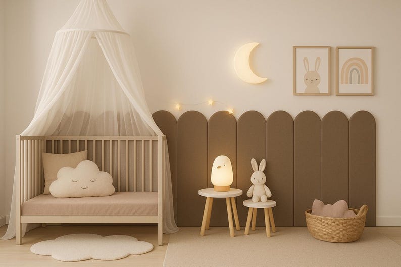 Pode incluir: Um quarto de crian&ccedil;a com uma cama branca, uma almofada em forma de nuvem e um dossel. Uma luz em forma de lua e arte emoldurada de um coelhinho e um arco-&iacute;ris adornam a parede. Uma pequena mesa sustenta uma l&acirc;mpada e um coelhinho de pel&uacute;cia.