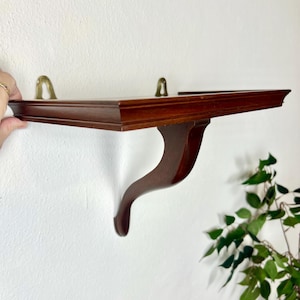 Puede incluir: Un juego de tres tazas de cerámica con un acabado mate moteado. Las tazas son en tonos crema, gris claro y gris oscuro. Cada taza tiene un diseño simple y minimalista, ideal para café o té.