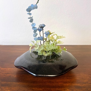 Vintage studioaardewerk Ikebana-vaas met bloemenkikker: gesigneerd GJS; Paddestoelvormig; Middernachtglazuur