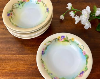 Juego de cuencos de porcelana antiguos pintados a mano de MZ Altrohlau CMR, Checoslovaquia: Flores en tonos pastel.