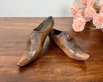 Paire de chaussures pour dames miniatures en bois sculpté à la main : art populaire d'Europe occidentale