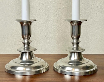 Candelabros de peltre vintage Crown & Rose: estilo georgiano, detalles de cuerda, decoración tradicional.