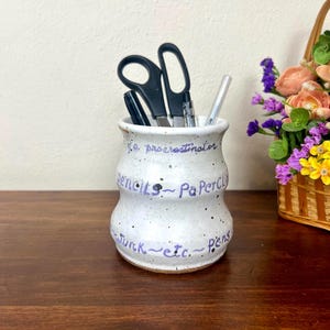 ヴィンテージ スタジオ陶器 ペンキャディ 斑点模様のストーンウェアカップ：手書き風の筆記体モチーフ；サイン入り Sway 9-80