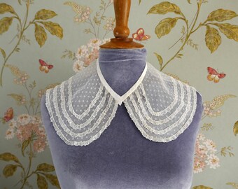 An Antique Spotted Muslin Collar with Lace Trimming