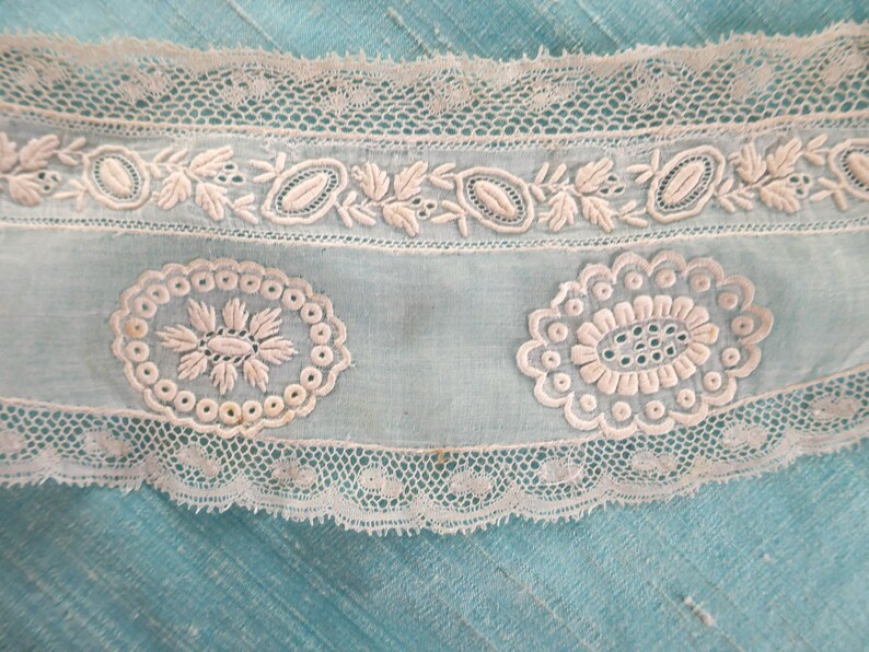 An Antique Hand Embroidered Collar and Matching Cuffs Set With Handmade