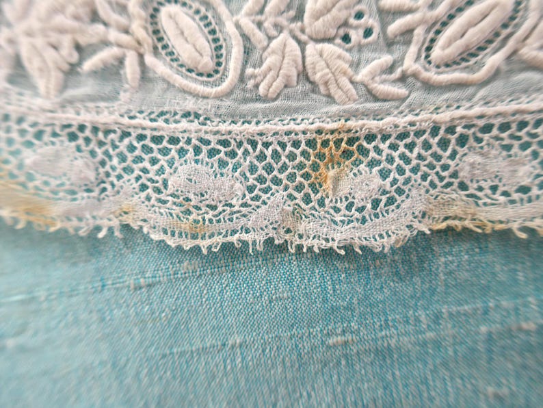 An Antique Hand Embroidered Collar and Matching Cuffs Set With Handmade