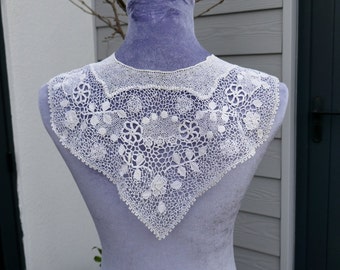 An Antique Irish Crochet Collar with Raised Work