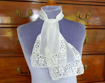 Cravate, jabot ou foulard en coton ancien bordé de dentelle au crochet irlandais faite main